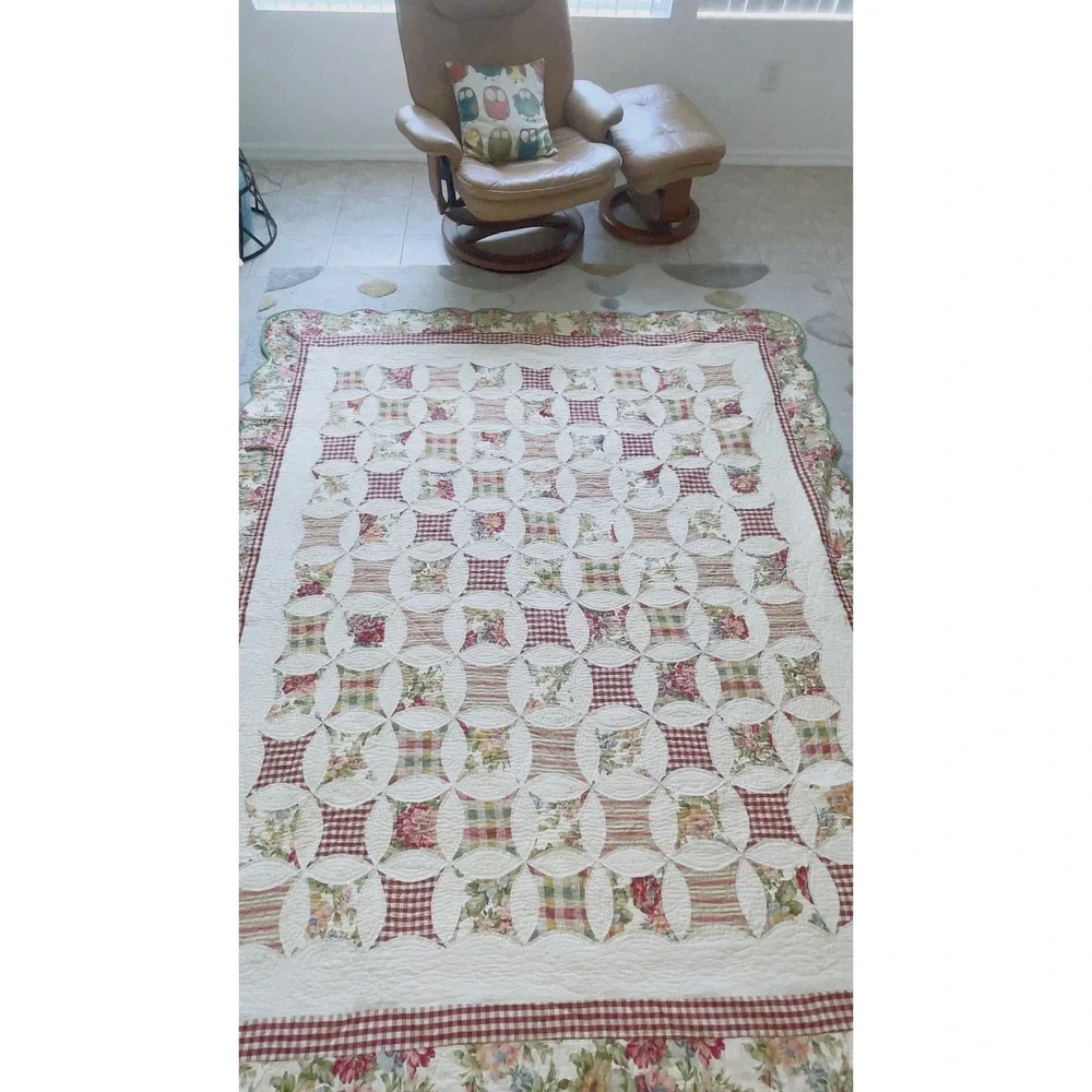 VTG Floral & Reversible Wedding Ring Scalloped Bedspread Quilt 102x83 Multicolor
